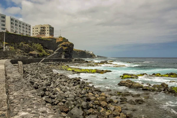 Línea costera de Bajamar. Surf y grandes piedras redondas. Islas Canarias, Tenerife, España — Foto de Stock