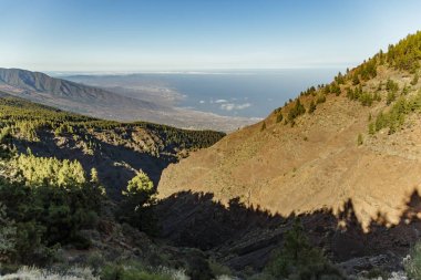 dağlarda bulutlar üzerinde büyülü gün batımı. Tenerife'deki güney sahil şeridinin görünümü. 2500 m irtifa. Kanarya Adaları, İspanya