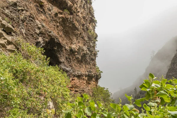 Старий водопровід в даний час використовується в якості пригодницької походи Trail Гумар долині. Стежка в тумані через таємничі гори і печери. Тенеріфе, Іспанія — стокове фото