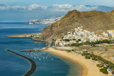 Santa Cruz de Tenerife yakınlarındaki Teresitas plajında havadan görünüm. Kanarya adaları, İspanya