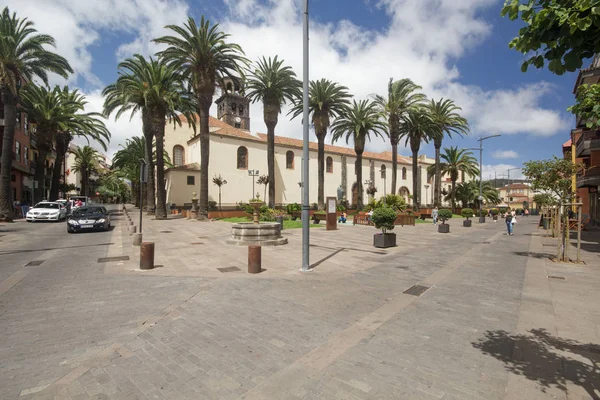 Kvadrat med fontän nära kyrkan av den obefläckade avlelsen i La Laguna stad på Teneriffa — Stockfoto