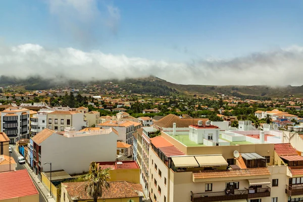 Vista aérea de la histórica ciudad de San Cristóbal de La Laguna en Tenerife mostrando los edificios y calles con montañas en el fondo —  Fotos de Stock