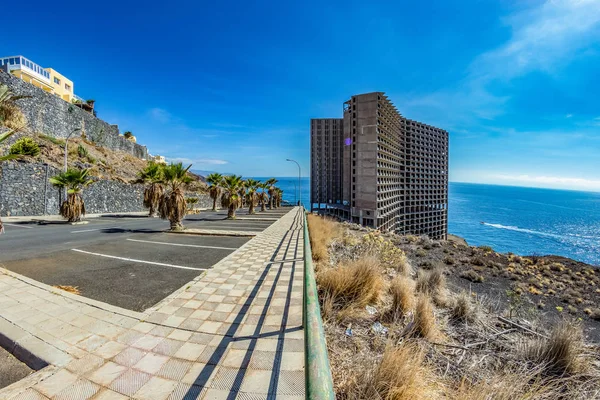 Riesiges, verlassenes Gebäude direkt am Meer, Teneriffa. Weitwinkel — Stockfoto