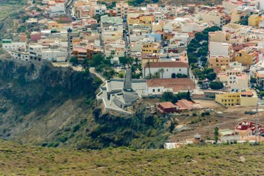 Güneşli bir günde soth kıyı şeridinde Adeje kasabasının havadan görünümü. Ünlü Cehennem Geçidi'nin başlangıcı. Kuru dağ bölgesinde kayalık izleme yolu. Tenerife, Kanarya Adası