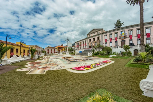 La Orotava, Tenerife, Spain - June 27, 2019. Beautiful giant natural color sand carpet in La Orotava during Corpus Christi. Famous religious event. Warm summer evening and joyful visitors — Stock Photo, Image