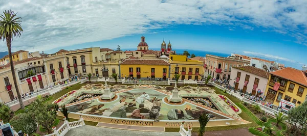 la Orotava, Tenerife, İspanya - 27 Haziran 2019. Corpus Christi sırasında La Orotava güzel dev doğal renk kum halı. Ünlü dini olay. Sıcak yaz akşamı ve neşeli ziyaretçiler