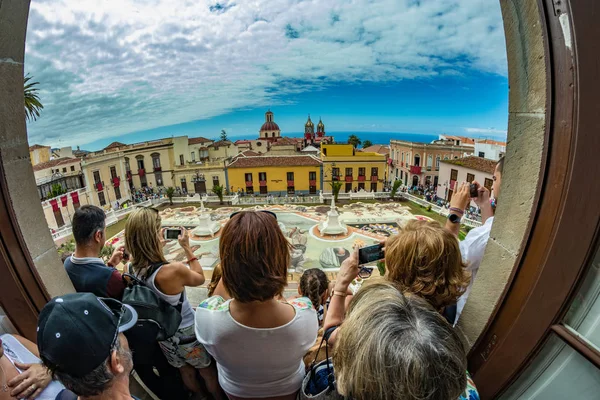 la Orotava, Tenerife, İspanya - 27 Haziran 2019. Corpus Christi sırasında La Orotava güzel dev doğal renk kum halı. Ünlü dini olay. Sıcak yaz akşamı ve neşeli ziyaretçiler