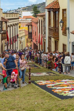 la Orotava, Tenerife, İspanya - 27 Haziran 2019. Corpus Christi sırasında La Orotava güzel çiçek halılar. Ünlü dini olay ve halk sanatının rekabet. Sıcak yaz akşamı ve neşeli ziyaretçiler