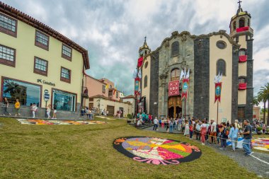 la Orotava, Tenerife, İspanya - 27 Haziran 2019. Corpus Christi sırasında La Orotava güzel çiçek halılar. Ünlü dini olay ve halk sanatının rekabet. Sıcak yaz akşamı ve neşeli ziyaretçiler