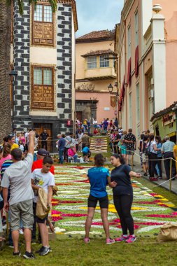 la Orotava, Tenerife, İspanya - 27 Haziran 2019. Corpus Christi sırasında La Orotava güzel çiçek halılar. Ünlü dini olay ve halk sanatının rekabet. Sıcak yaz akşamı ve neşeli ziyaretçiler