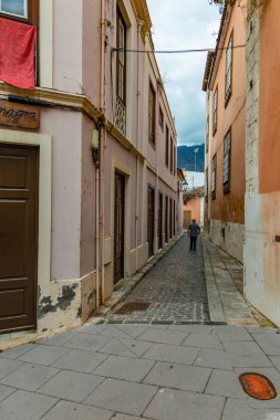 la Orotava, Tenerife, İspanya - 27 Haziran 2019. Corpus Christi sırasında La Orotava güzel çiçek halılar. Ünlü dini olay ve halk sanatının rekabet. Sıcak yaz akşamı ve neşeli ziyaretçiler