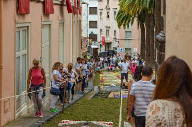 la Orotava, Tenerife, İspanya - 27 Haziran 2019. Corpus Christi sırasında La Orotava güzel çiçek halılar. Ünlü dini olay ve halk sanatının rekabet. Sıcak yaz akşamı ve neşeli ziyaretçiler