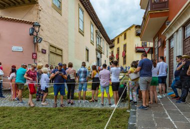 la Orotava, Tenerife, İspanya - 27 Haziran 2019. Corpus Christi sırasında La Orotava güzel çiçek halılar. Ünlü dini olay ve halk sanatının rekabet. Sıcak yaz akşamı ve neşeli ziyaretçiler