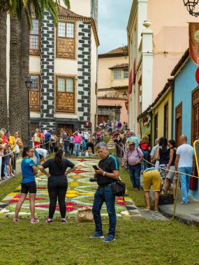 la Orotava, Tenerife, İspanya - 27 Haziran 2019. Corpus Christi sırasında La Orotava güzel çiçek halılar. Ünlü dini olay ve halk sanatının rekabet. Sıcak yaz akşamı ve neşeli ziyaretçiler