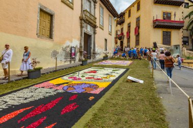 la Orotava, Tenerife, İspanya - 27 Haziran 2019. Corpus Christi sırasında La Orotava güzel çiçek halılar. Ünlü dini olay ve halk sanatının rekabet. Sıcak yaz akşamı ve neşeli ziyaretçiler