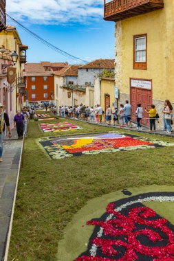 la Orotava, Tenerife, İspanya - 27 Haziran 2019. Corpus Christi sırasında La Orotava güzel çiçek halılar. Ünlü dini olay ve halk sanatının rekabet. Sıcak yaz akşamı ve neşeli ziyaretçiler