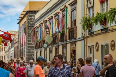 la Orotava, Tenerife, İspanya - 27 Haziran 2019. Corpus Christi sırasında La Orotava güzel çiçek halılar. Ünlü dini olay ve halk sanatının rekabet. Sıcak yaz akşamı ve neşeli ziyaretçiler