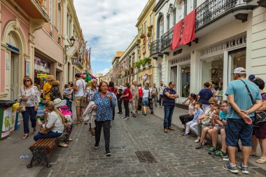 la Orotava, Tenerife, İspanya - 27 Haziran 2019. Corpus Christi sırasında La Orotava güzel çiçek halılar. Ünlü dini olay ve halk sanatının rekabet. Sıcak yaz akşamı ve neşeli ziyaretçiler