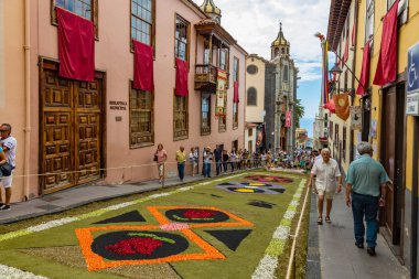 la Orotava, Tenerife, İspanya - 27 Haziran 2019. Corpus Christi sırasında La Orotava güzel çiçek halılar. Ünlü dini olay ve halk sanatının rekabet. Sıcak yaz akşamı ve neşeli ziyaretçiler