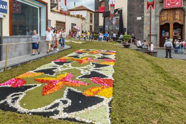 la Orotava, Tenerife, İspanya - 27 Haziran 2019. Corpus Christi sırasında La Orotava güzel çiçek halılar. Ünlü dini olay ve halk sanatının rekabet. Sıcak yaz akşamı ve neşeli ziyaretçiler