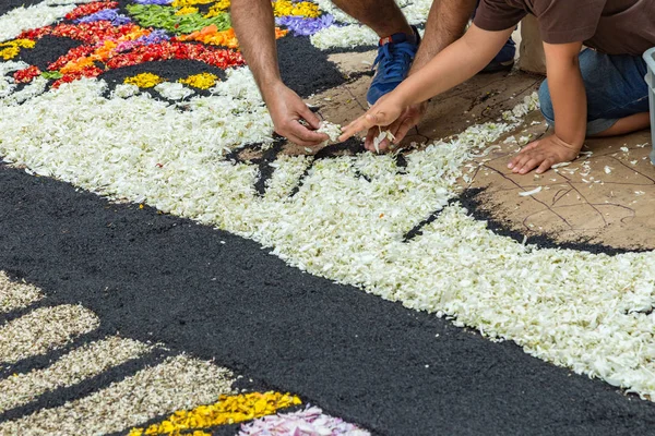 la Orotava, Tenerife, İspanya - 27 Haziran 2019. Corpus Christi sırasında La Orotava güzel çiçek halılar. Renkli çiçek yaprakları, dallar, iğneler, tohumlar. Sıcak yaz akşamı ve neşeli ziyaretçiler