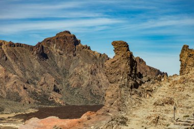 Tenerife üzerinde Yanardağ Teide yakınlarındaki Hamile Ayı Dağı ünlü görünümü. Sahnede ünlü kaya, Cinchado, Los Roques de Garcia ile Tenerife milli parkta güzel manzara