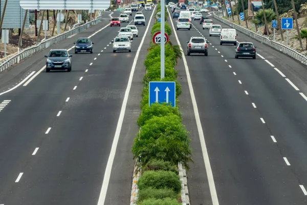 Traffico cittadino. Il percorso per il movimento di auto, autostrada, vista da un'altezza. Auto Guidare ad alta velocità — Foto Stock