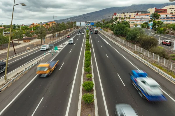 Traffico cittadino. Il percorso per il movimento di auto, autostrada, vista da un'altezza. Auto Guidare ad alta velocità. Copia spazio per testo . — Foto Stock