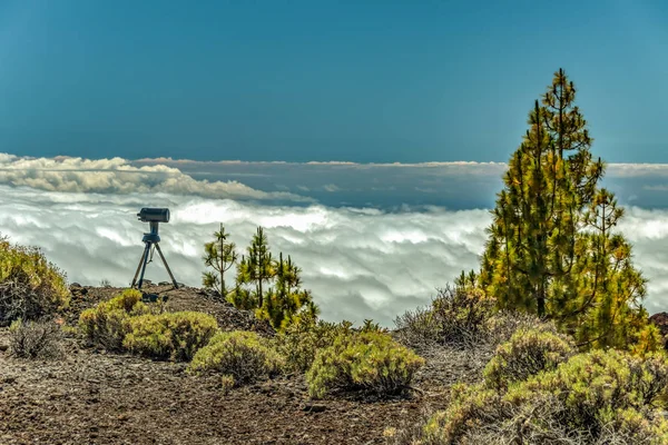 Bergen en Pine Tree bos in de buurt van vulkaan Teide, deels bedekt door de wolken. Helder blauwe hemel. Telescoop op het statief klaar met het observeren van de zon. Tenerife, Canarische eilanden, Spanje. 1800m hoogte — Stockfoto