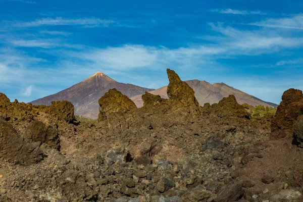 Berg och lava fält runt vulkanen Teide, delvis täckt av molnen. Klarblå himmel. Teide National Park, Teneriffa, Kanarieöarna, Spanien — Stockfoto