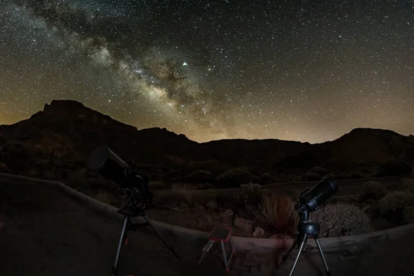 어안 렌즈를 통해 하이트 하늘에서 별과 은하수의 촬영. 전경에서 관측할 준비가 된 두 개의 망원경. 달이 없습니다. 긴 노출. 국립공원 테이데, 테네리페 — 스톡 사진