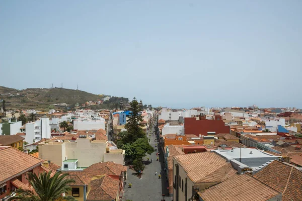 Vue aérienne de la ville historique de San Cristobal de La Laguna à Tenerife montrant les bâtiments et les rues avec des montagnes en arrière-plan — Photo