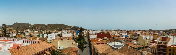 Letecký pohled na historické město San Cristobal de La Laguna na Tenerife zobrazující budovy a ulice s horami v pozadí — Stock fotografie