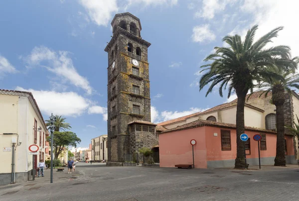 Immaculate Conception Tenerife adasında La Laguna şehirdeki church yakınındaki çeşme ile kare