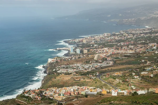 Esta fotografía panorámica, tomada en un Mirador de El Lance, muestra la costa norte de Tenerife y el valle de Orotava. Tenerife, Islas Canarias — Foto de Stock
