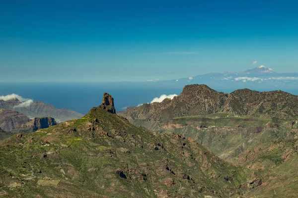 Centro de Gran Canaria. Espetacular vista aérea através da Caldeira de Tejeda em direção a Teide em Tenerife. Roque Bentayga famoso em média e Tenerife acima do horizonte com vulcão Teide coberto de neve — Fotografia de Stock