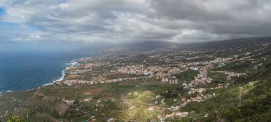 Mirador de El Lance'de çekilen bu panoramik fotoğraf, Tenerife'nin kuzey kıyılarını ve Orotava Vadisi'ni gösteriyor. Tenerife, Kanarya Adaları. Geniş açılı lens panoraması