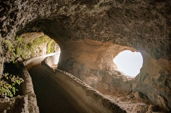 Eski bir su kemeri şimdi bir macera yürüyüş izi Guimar vadisi olarak kullanılır. Gizemli dağlar ve mağaralar ile sis Trail. Tenerife, İspanya