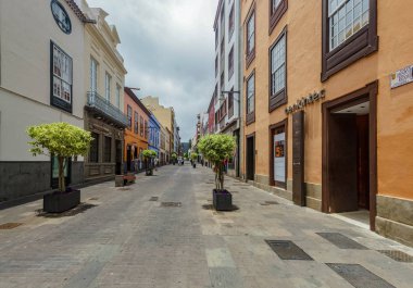 La Laguna, Tenerife, İspanya - 16 Haziran 2015. Islaland'ın eski başkentinin renkli rahat sokakları. Tarih ve mimari, kiliseler birçok anıtlar. Popüler turistik yer ve cazibe