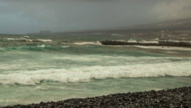 Benijo, Tenerife, İspanya - 22 Haziran 2015: Doğal kum plajı. Yerel halk ve turistler için popüler bir yer. Volkanik kayalar turkuaz su ve kumlu kıyı yıkama yumuşak yumuşak dalgalar dışarı billowi