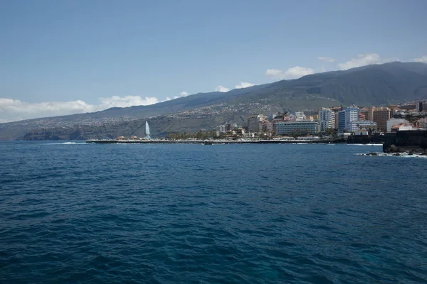 Puerto de la Cruz, Tenerife - 12 de abril de 2017: vista del paisaje urbano y la costa en un día soleado. Fuentes del Lago Martianez - famoso lugar para los turistas y la gente local. Ángulo amplio panorama — Foto de Stock