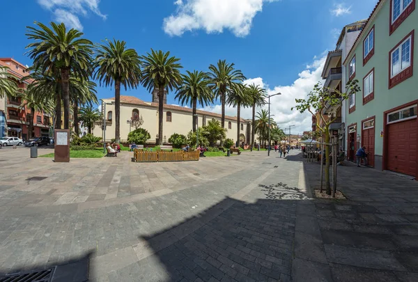 La Laguna, Tenerife, Spanyolország-április 07, 2019. Az Islaland régi fővárosának színes, hangulatos utcái. Számos történelmi és építészeti műemlék, templom. Közkedvelt turistacélhely és attrakció — Stock Fotó