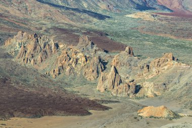 Kaldera ve Roques de Garcia güzel sahne. Teide yanardağını çevreleyen dağ sırasının manzarası. Milli Park Teide, Tenerife, İspanya. Uzun odaklens çekim. 2400m yükseklik