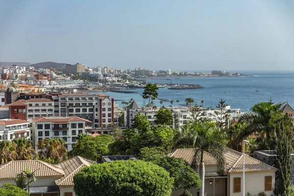 Las Américas, Tenerife, España - 25 de septiembre de 2018: Vista panorámica de un popular complejo vacacional en la isla con clubes, hoteles y bares. Costa con playas y cielo azul claro sobre el horizonte — Foto de Stock