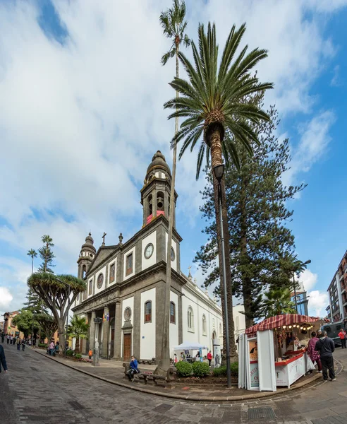 La Laguna, Tenerife, Spanje-23 oktober 2018: kathedraal. Kleurrijke gezellige straatjes van de oude hoofdstad van het Islaland. Veel monumenten van geschiedenis en architectuur, kerken. Populaire toeristische bestemming — Stockfoto