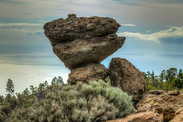 Montagne vicino al Parco Nazionale del Teide. Vecchia pineta. Il gioco della natura. Un enorme masso vulcanico su una piccola pietra sembra stia per cadere. Tenerife, Isole Canarie, Spagna. 2200m di altitudine — Foto Stock