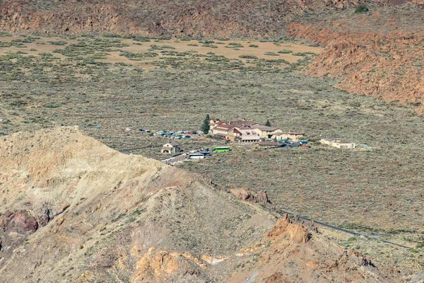 Hermoso paisaje de caldera y Roques de García. Vista desde la cordillera que rodea el volcán Teide. Parque Nacional del Teide, Tenerife, España. Lente de enfoque largo tiro. 2400m de altitud — Foto de Stock