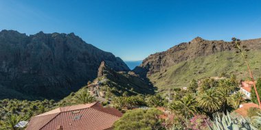 Cennet bir adada orman ormanı ile derin kanyon çarpıcı manzara dağ köyü. Sıcak güneşli bir günün güzel altın saati. Seyahat fotoğrafı, kartpostal. Masca, Tenerife, Kanarya Adaları