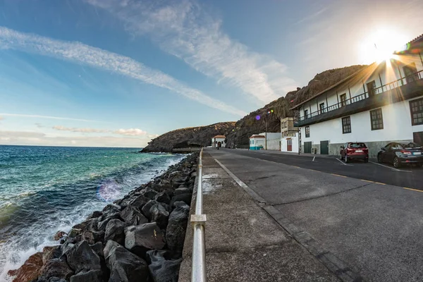 Ligne de côte avec longue plage de sable noir dans la ville Candelaria dans la partie orientale de Tenerife dans les îles Canaries espagnoles — Photo