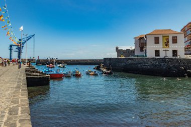 Puerto de la Cruz, Tenerife, Ispanya-10 Temmuz 2019:. Şehrin eski limanı halk için popüler bir turistik ve favori yerdir. Biz liman, yürüyüş ve banyo insanlar görmek